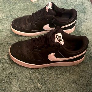 Nike Black and White Women’s Sneakers - Size 7